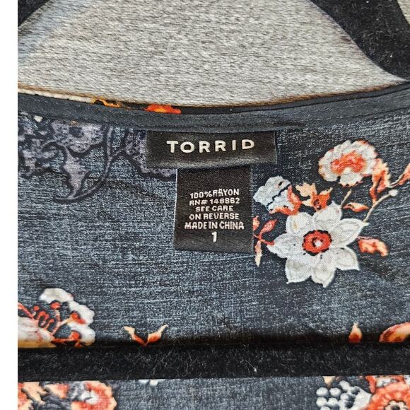 Torrid Womens Floral Print Cross Front Bell Sleeve Challis Blouse Sz 1 Black - Picture 4 of 7